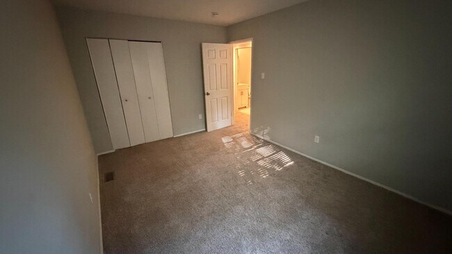 Building Photo - 252 Glandore Dr