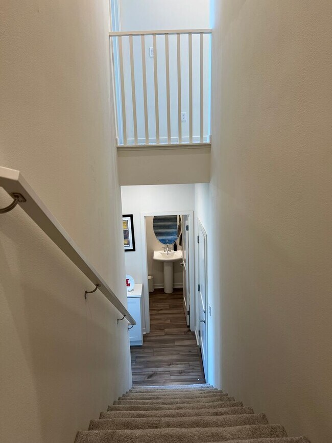 Building Photo - 3 bed, 2.5 bath located in Ontario!