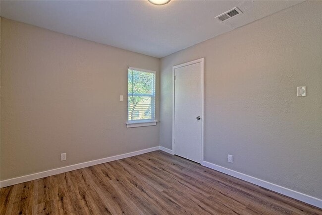 Building Photo - 401 Hedgewood Dr