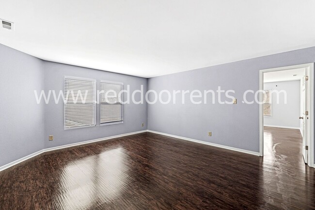 Building Photo - Charm and Convenience- Your 3 Bedroom Have...