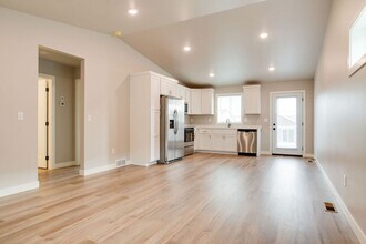 Building Photo - Modern 4-Bedroom Home in Moorhead