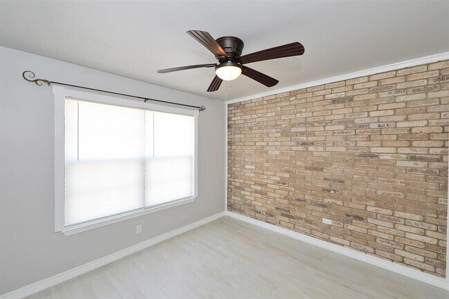 Building Photo - 2600 E San Jose St