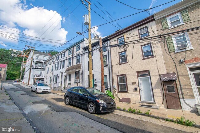 Building Photo - 187 Conarroe St