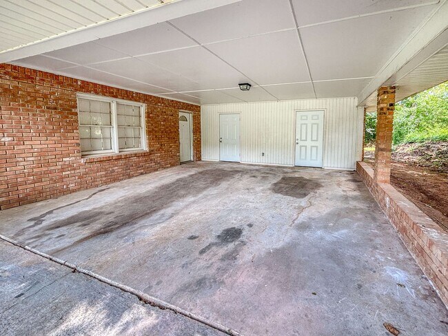 Building Photo - Renovated Brick Ranch w/Basement