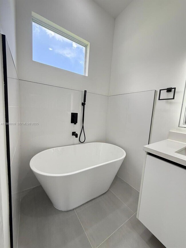 Building Photo - 5 SW 26th Pl