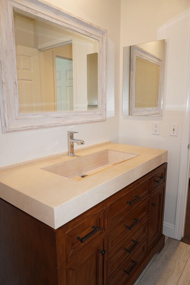 Building Photo - 10386 Meadow Creek Dr