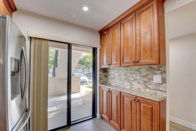 Building Photo - 400 Club Cir