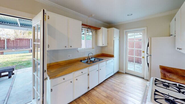 Building Photo - Charming 3 bedroom, 1-bathroom home in San...
