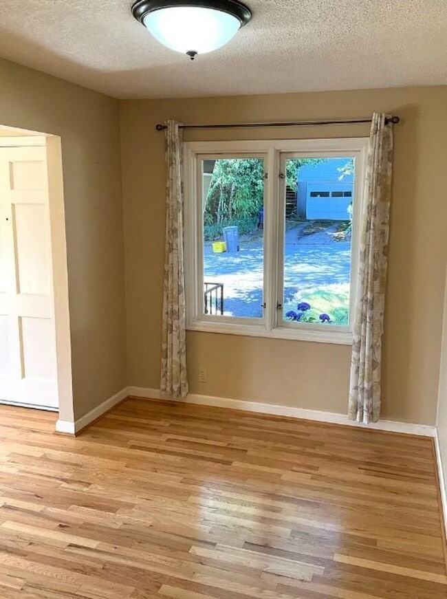 Building Photo - Charming Maplewood SFH with garden beds, fruit trees and finished basement
