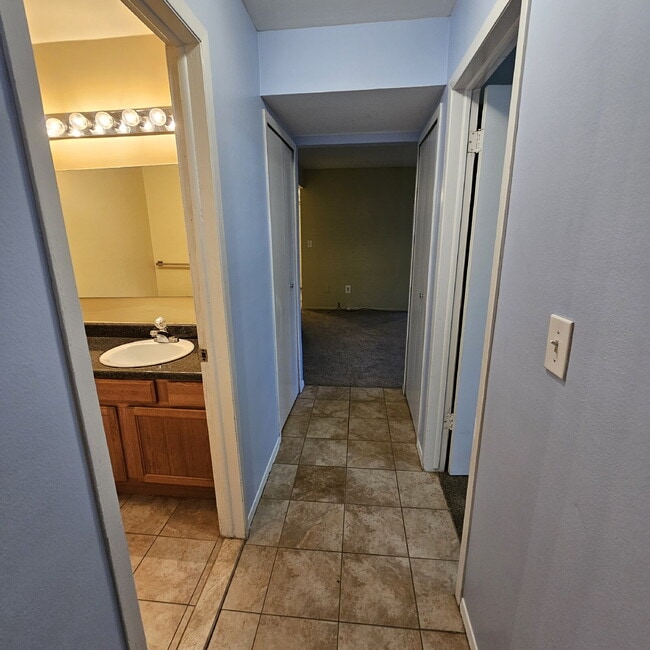 Building Photo - Nice 2 Bedroom, 1.5 Bath Condo Near Hall R...