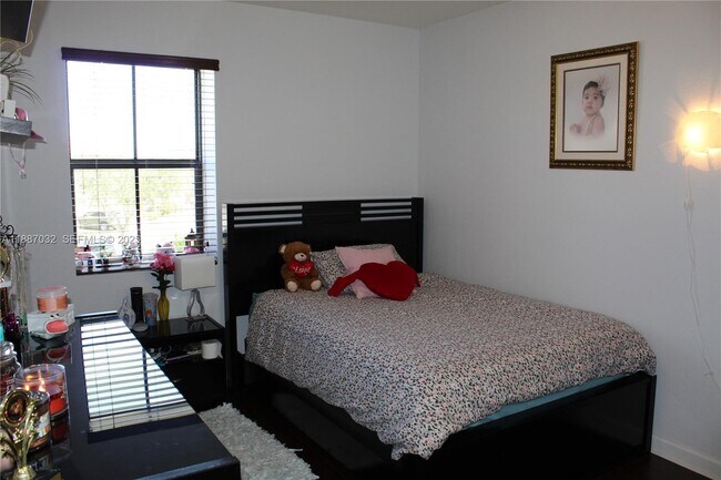 Building Photo - 3728 SE 5th Ct