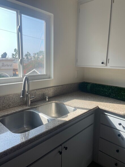 kitchen - 730 N Eucalyptus Ave