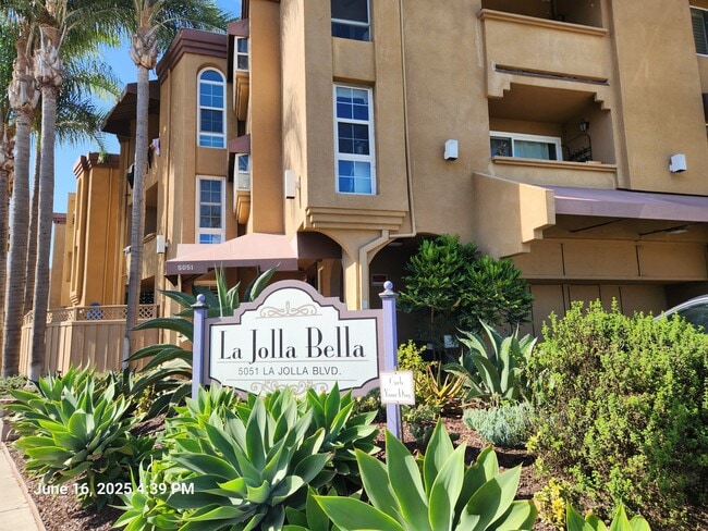 Building Photo - 5051 La Jolla Blvd