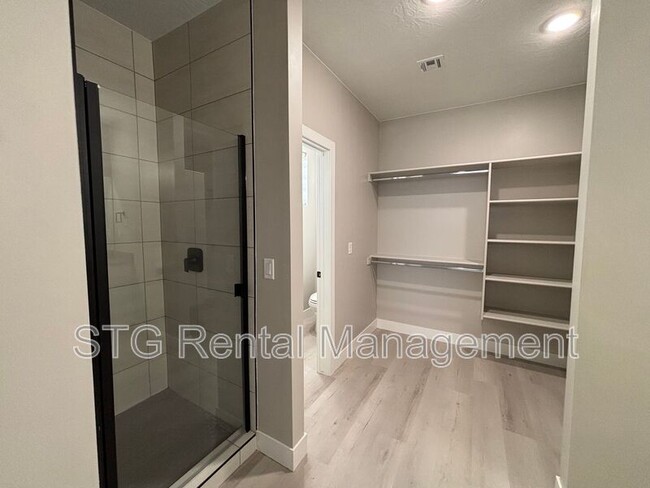 Building Photo - 840 Twin Lakes Dr