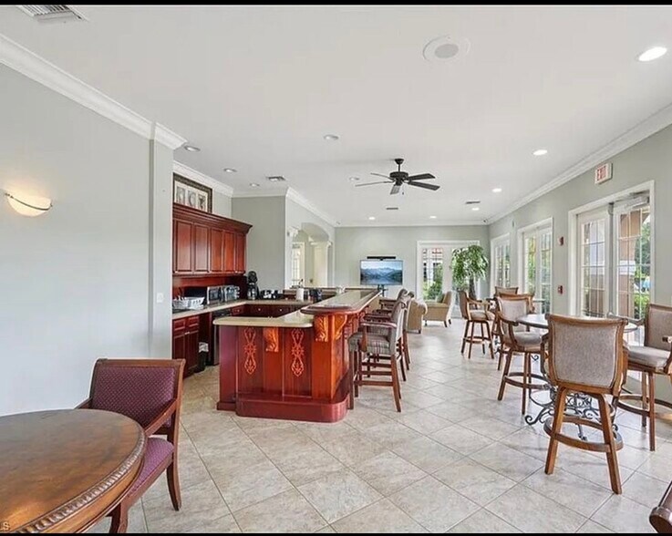 Building Photo - 1865 Florida Club Dr