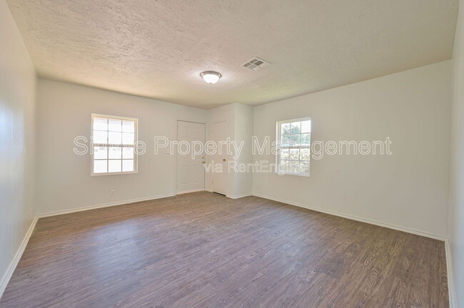Building Photo - 713 SW 25th St