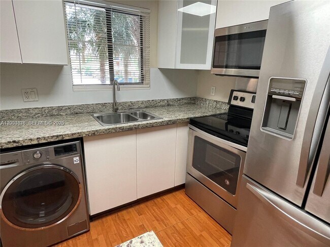Building Photo - 6900 SW 39th St