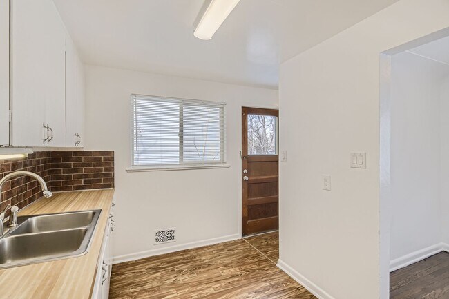 Building Photo - Bright and open updated duplex located in a prime area of Rosedale!