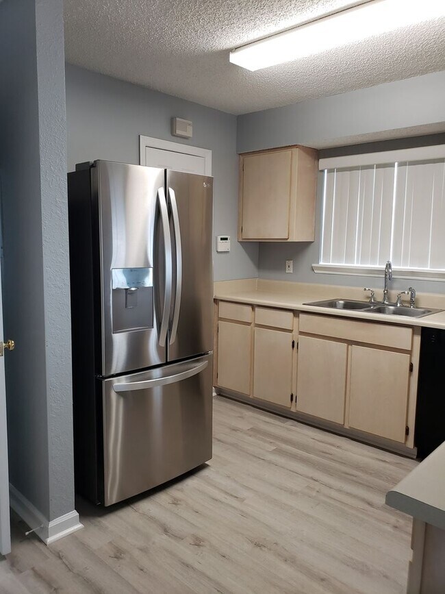 Building Photo - 3 bedroom townhome for rent in NE Tallahassee, wood floors, fenced yard available for a move in r...