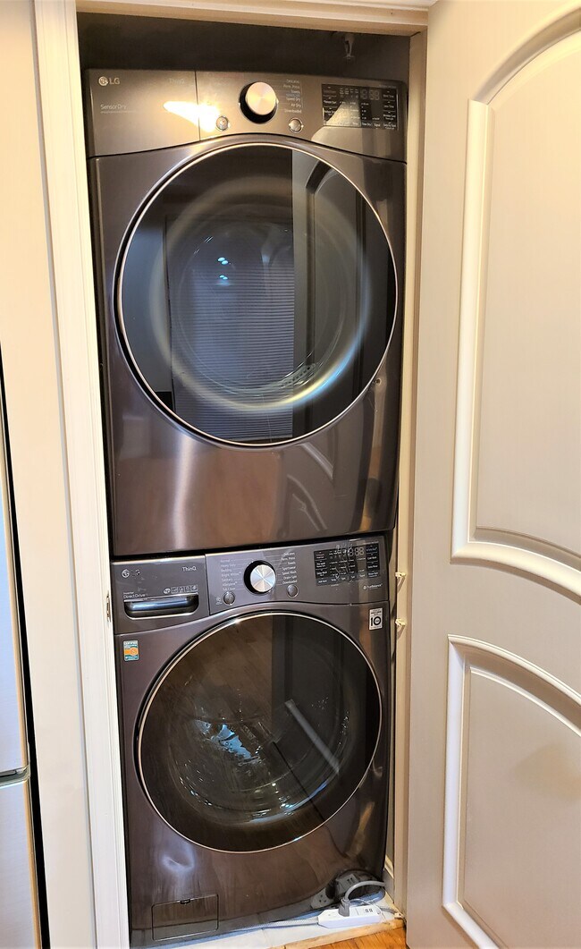 LG Washer & Dryer - 712 Marietta Pl NW