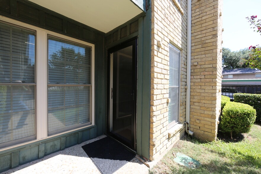 Building Photo - 7727 Meadow Park Dr