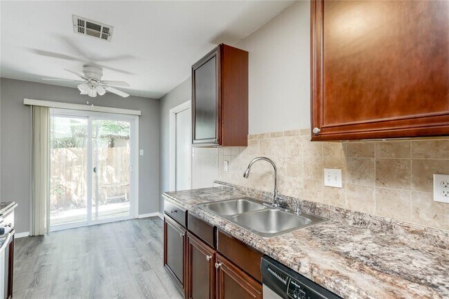 Building Photo - 816 Russet Valley Dr