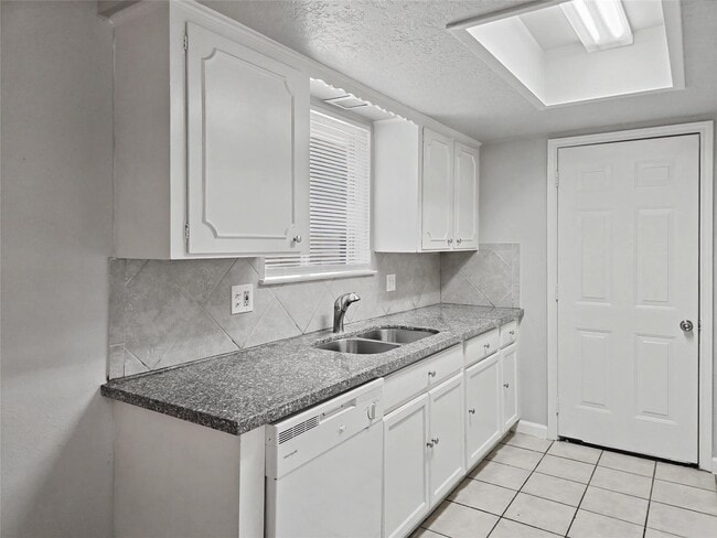 Building Photo - 9119 Glenbury Dr