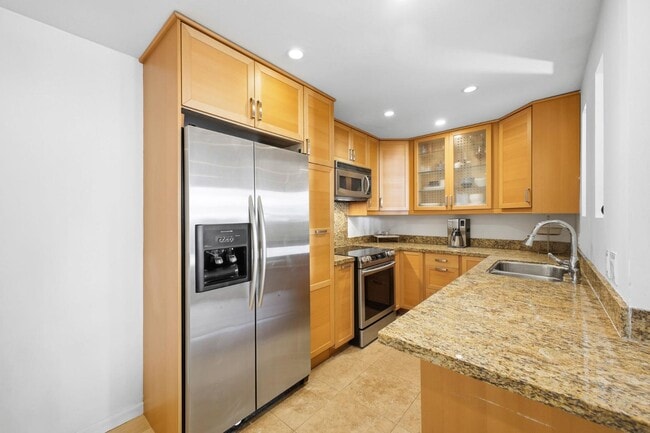 Building Photo - 6333 La Jolla Blvd