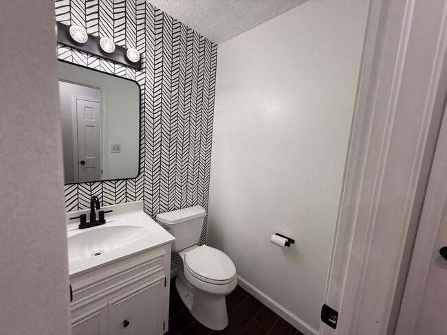 Building Photo - Luxury 4 Bed Home with Bonus Rooms and Pool