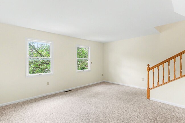 Building Photo - Two bedroom, one and a half bathroom end townhome in Harrisburg