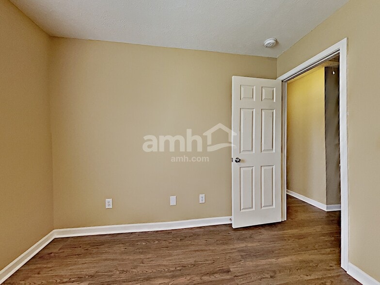 Building Photo - 1883 Portview Dr