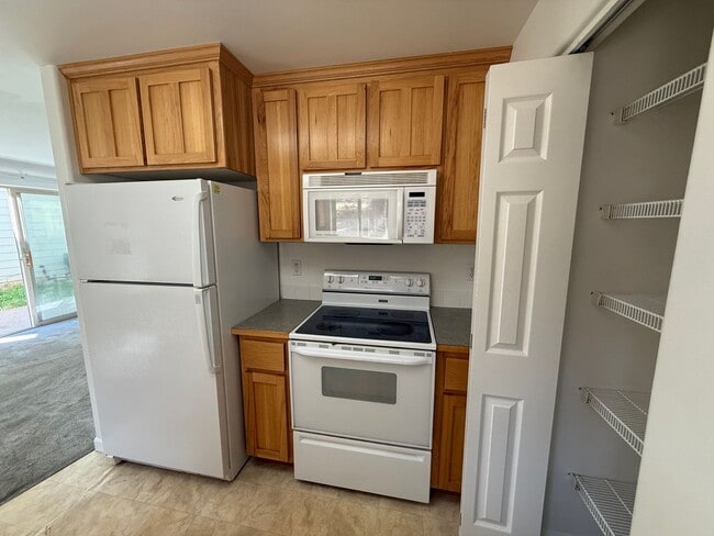 Building Photo - 2 Bed/2 Bath Apartment Located Near OSU/COCC Campus - Attached Garage