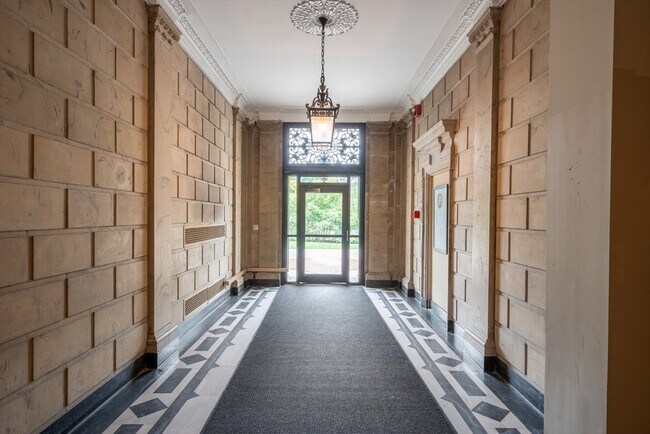 Building Photo - 16 Balmoral St