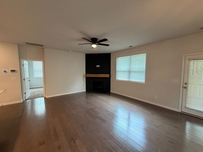 Building Photo - 1/2 Off First Month's Rent! Gorgeous 4 BR 2.5 Bath in Westlawn! Minutes from Veterans Parkway, Sh...