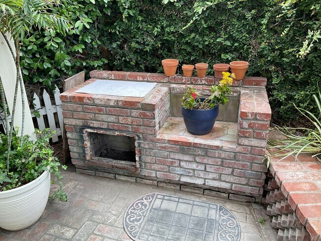 Building Photo - FOR LEASE 3 BEDROOM 2.5 BATH 2 Story Condo...