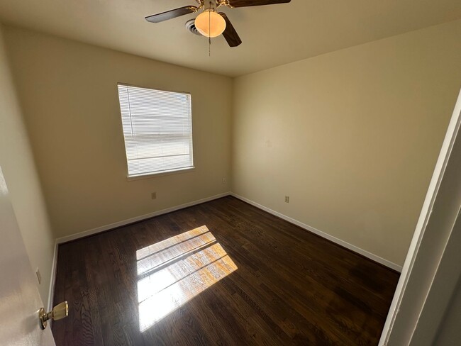 Building Photo - 511 Louise St