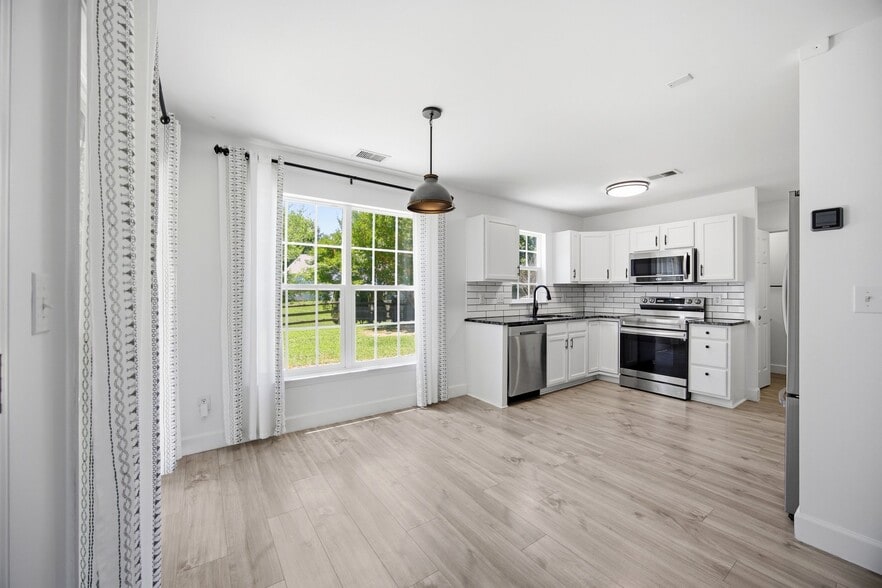 Building Photo - 8502 Appledale Dr
