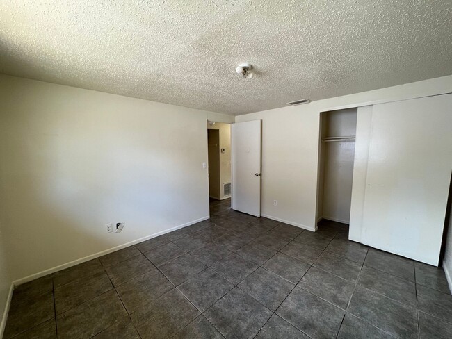 Building Photo - 2 bedroom 1 bath