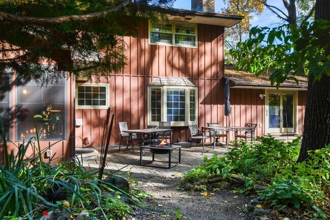 Building Photo - 1889 Paddock Pl