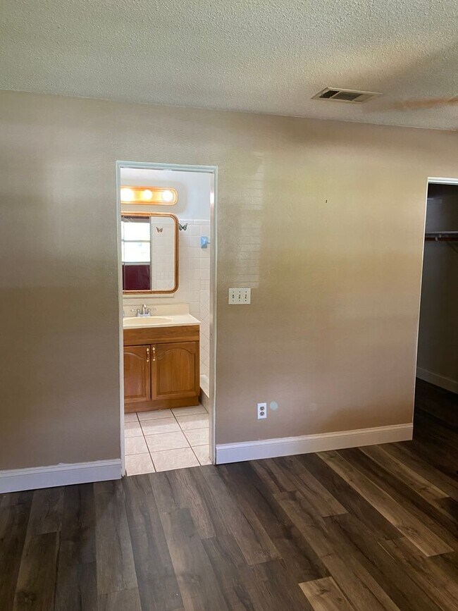 Building Photo - 3/2 Home In Downtown/Conway Area! Zoned fo...