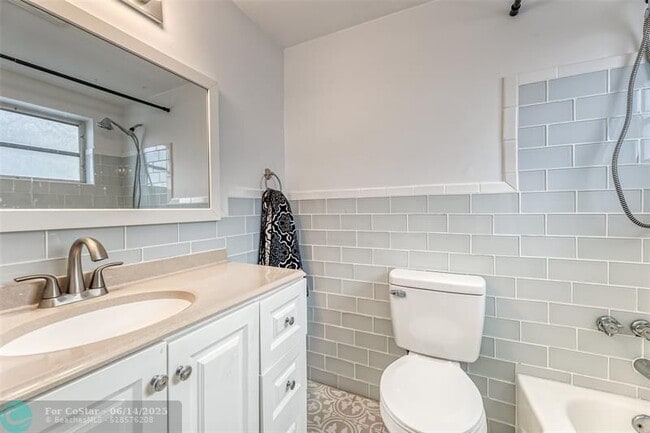 Building Photo - 200 NE 12th Ave