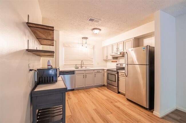 Building Photo - 2717 S Millbend Dr