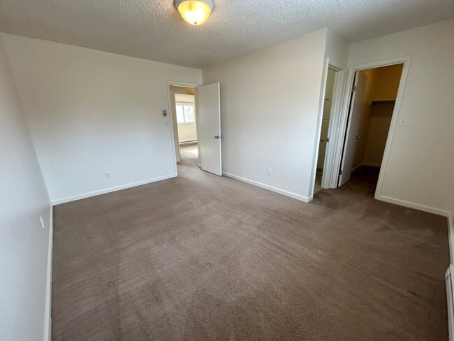 Building Photo - 3 Bed 1.5 Bath Townhome In Excellent Neighborhood