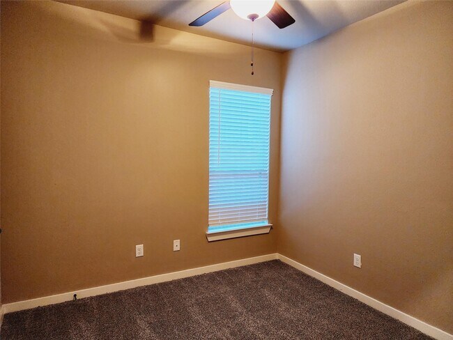 Building Photo - 9836 Grosbeak Ln