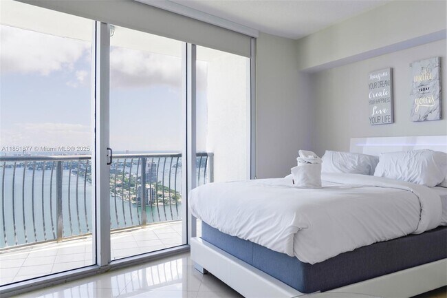 Building Photo - 1750 N Bayshore Dr