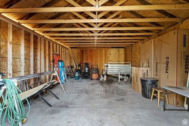 Building Photo - 648 East Pl