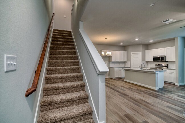 Building Photo - GORGEOUS 2 BEDROOM FOUR PLEX LOCATED IN MI...