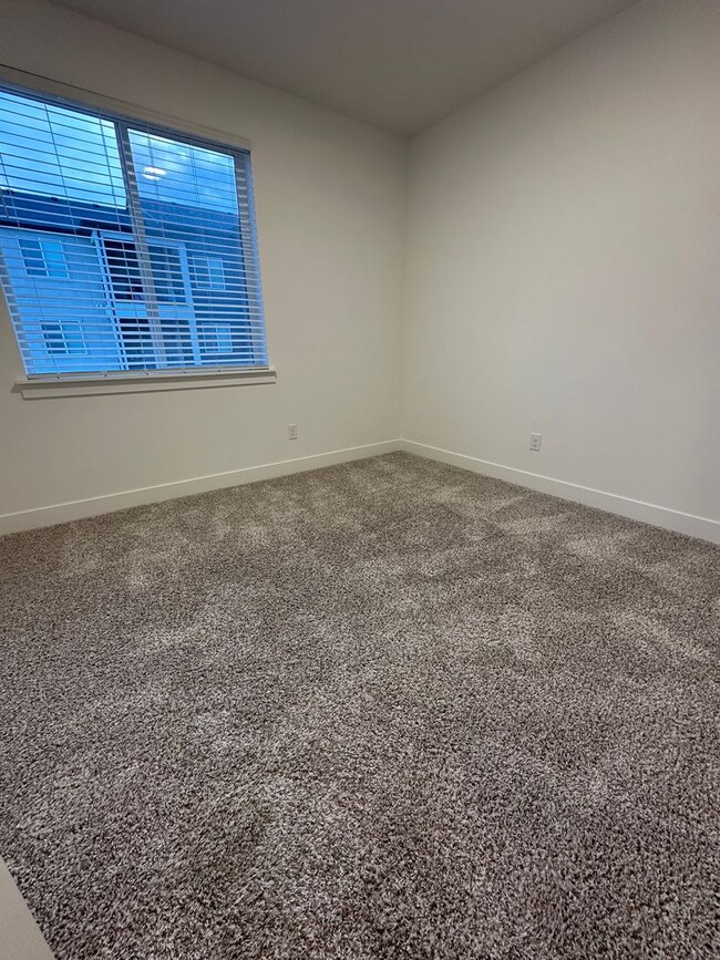 Building Photo - Like New 3 Bd 2 Ba Condo With Garage