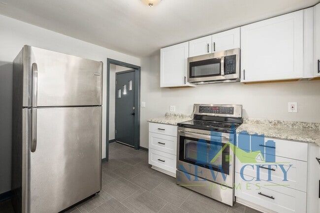 Building Photo - WAIVED APPLICATION FEE THRU! Single Family...