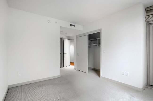 Building Photo - 10650 NE 9th Pl